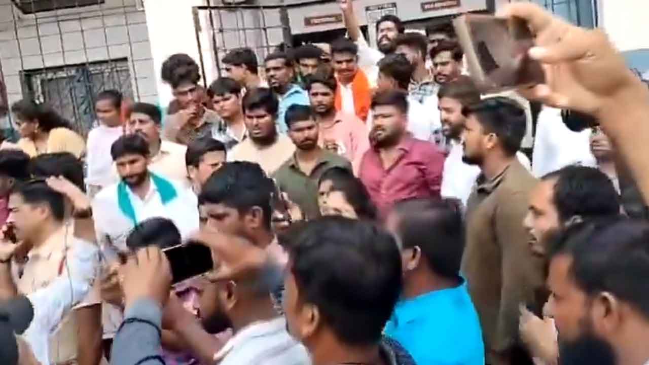 Kamareddy | జీవదాన్ పాఠశాలలో దారుణం.. ఆరేండ్ల పాప పట్ల పీఈటీ అసభ్య ప్రవర్తన, కామారెడ్డిలో ఉద్రిక్త పరిస్థితులు