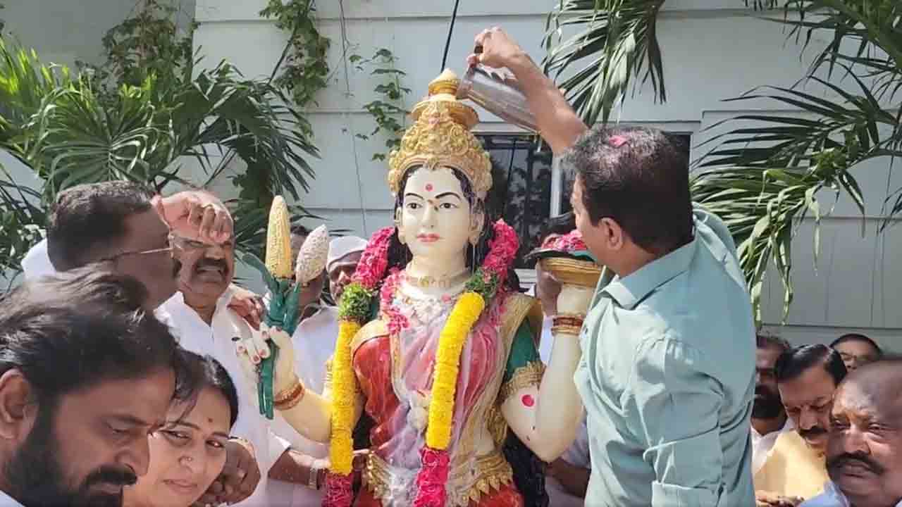 KTR | తెలంగాణ తల్లికి కేటీఆర్‌ పాలాభిషేకం..