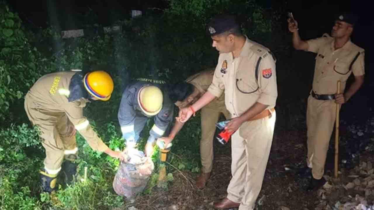 Kalindi Express | పట్టాలపై గ్యాస్‌ సిలిండర్‌.. కాళింది ఎక్స్‌ప్రెస్‌కు తృటిలో తప్పిన పెను ప్రమాదం!