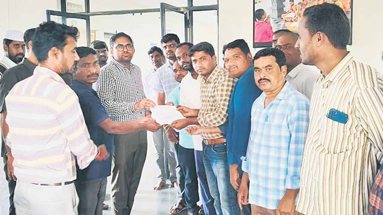 ‘గురుకుల’ సిబ్బందిపై సర్కారు కత్తి