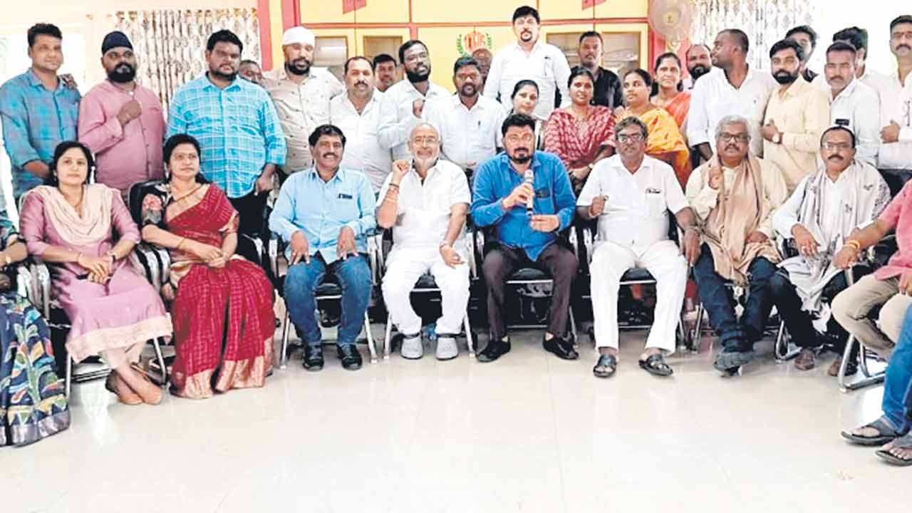 పెండింగ్‌ బిల్లులు ఇప్పించాలి