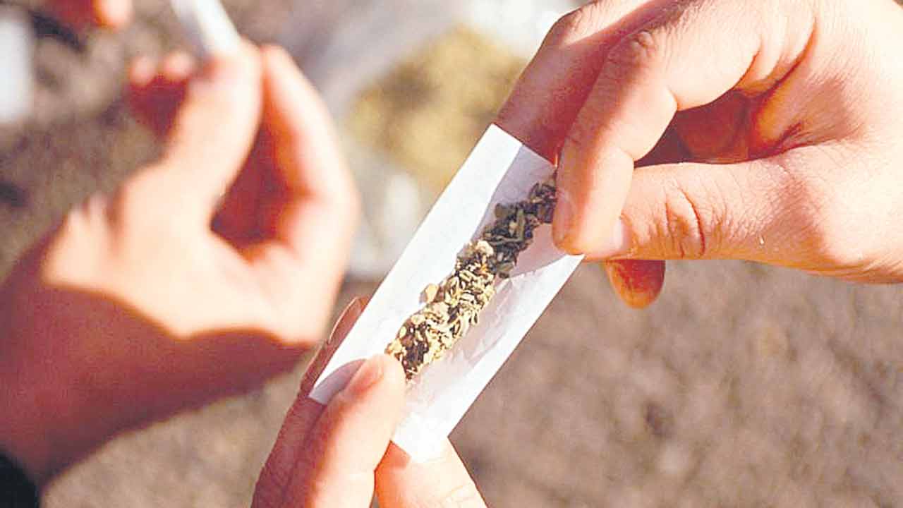 మత్తు వలలో మైనర్లు!