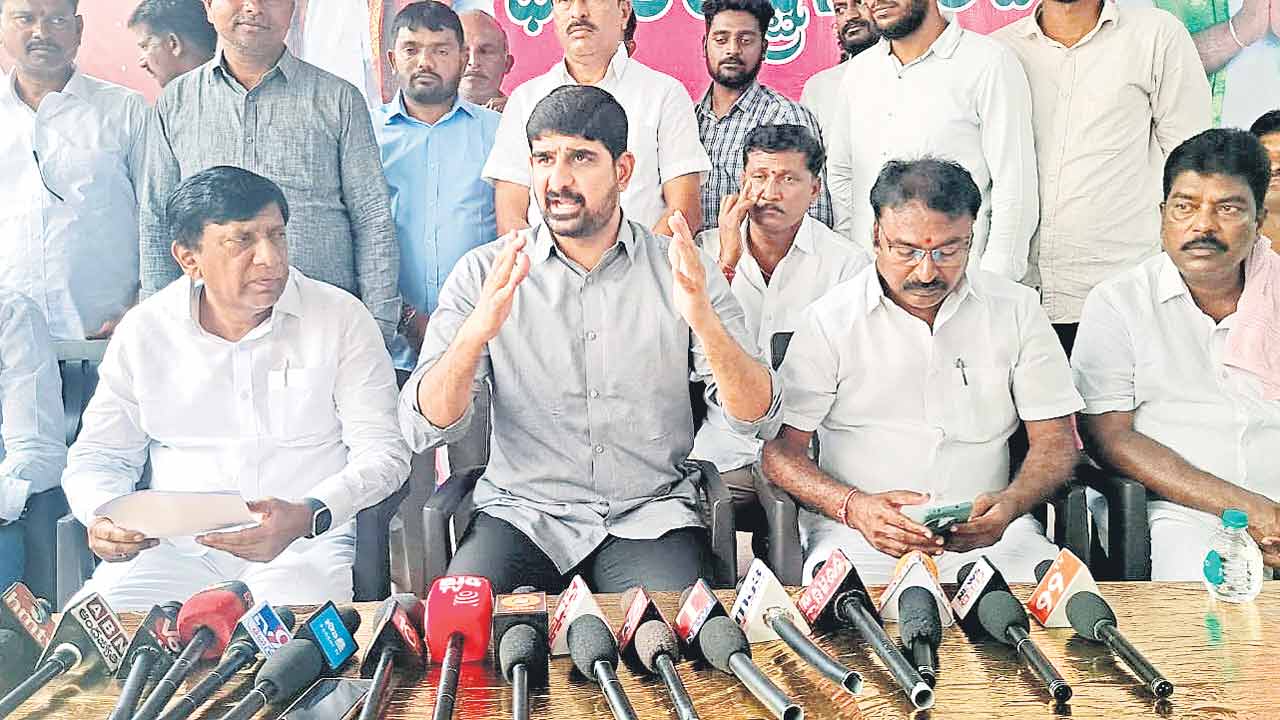 హామీలు నెరవేర్చకుంటే.. గ్రామాల్లో తిరగనియ్యం