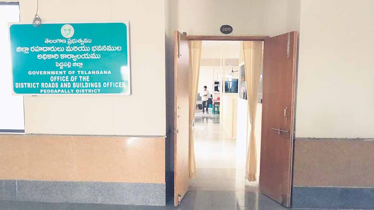 ఆర్‌అండ్‌బీలో సగం ఖాళీ!