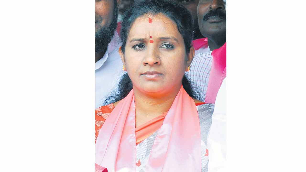 దవాఖానల పరిశీలనకు వెళ్తే అరెస్టులా?