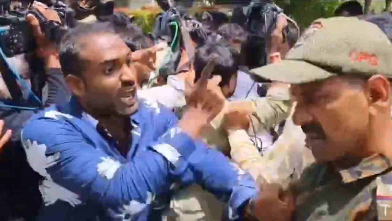 MLA Padi Kaushik Reddy | కౌశిక్‌ రెడ్డి ఇంటి వద్ద కాంగ్రెస్‌ గూండాల విధ్వంసం.. పోలీసులపై దాడి