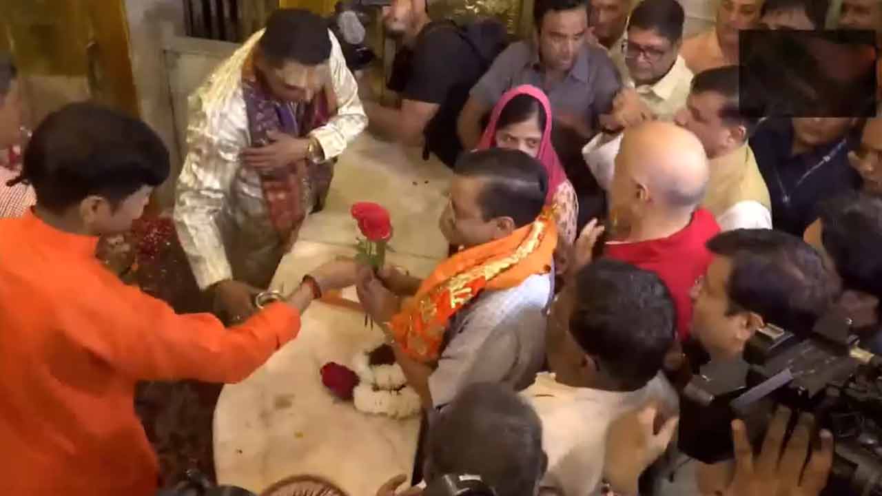 Kejriwal | హనుమాన్‌ మందిర్‌లో కేజ్రీవాల్‌ దంపతుల ప్రత్యేక పూజలు.. Video