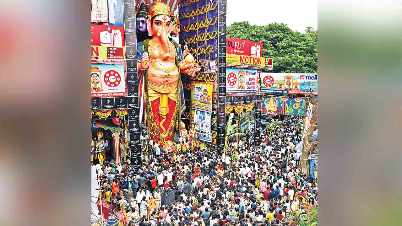 Khairatabad Ganesh | ఖైరతాబాద్‌ మహాగణపతి దర్శనానికి పోటెత్తిన భక్తులు