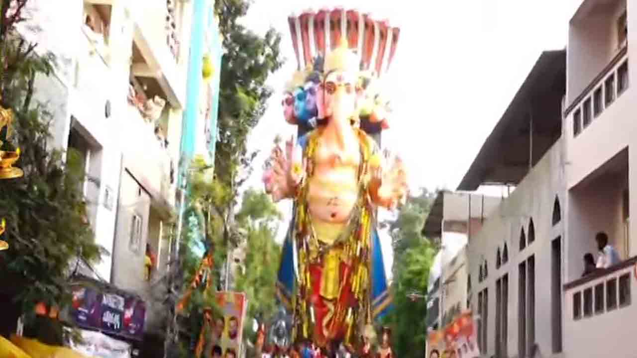 Khairatabad Ganesh | వడివడిగా గంగమ్మ ఒడికి.. ఖైరతాబాద్‌ గణేషుడి శోభాయాత్ర ప్రారంభం