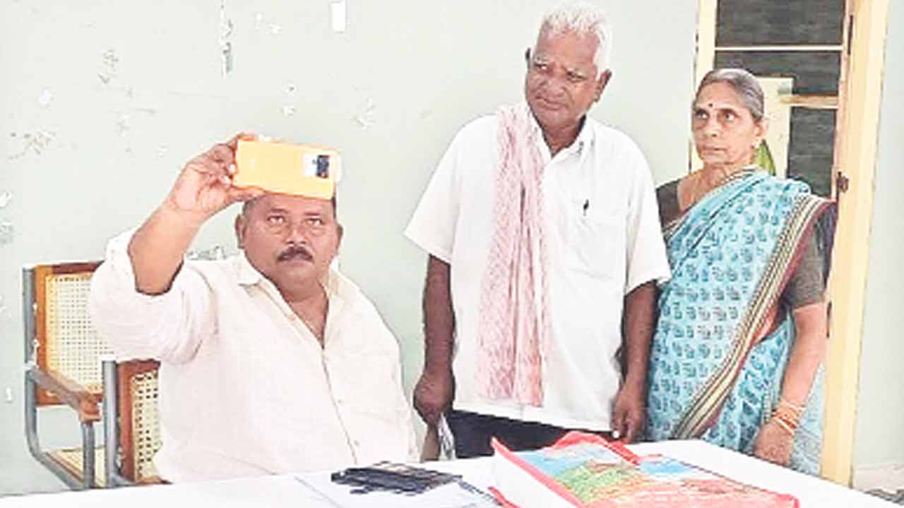 సెల్ఫీలతోనే సరిపెట్టేస్తారా?