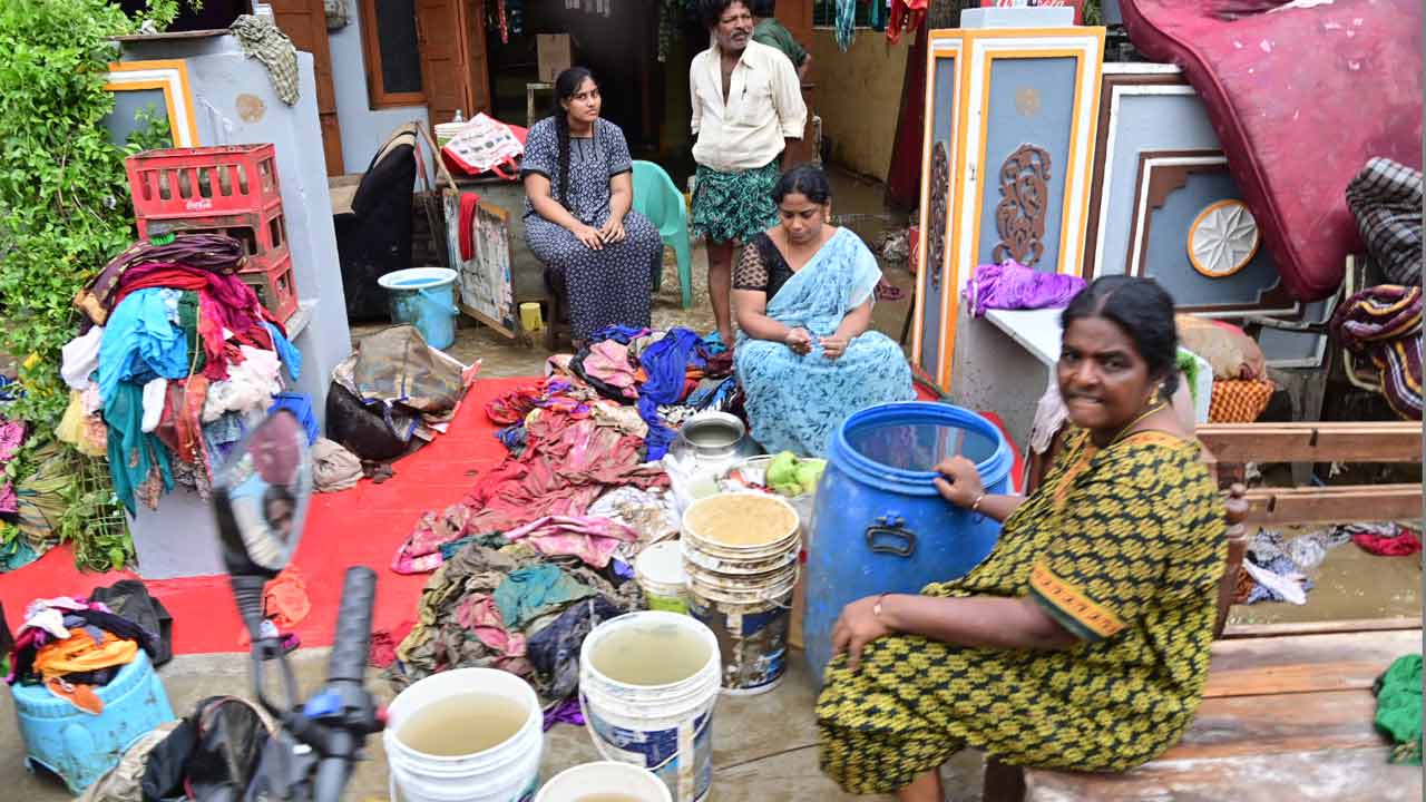 ఎటుచూసినా బురదే..