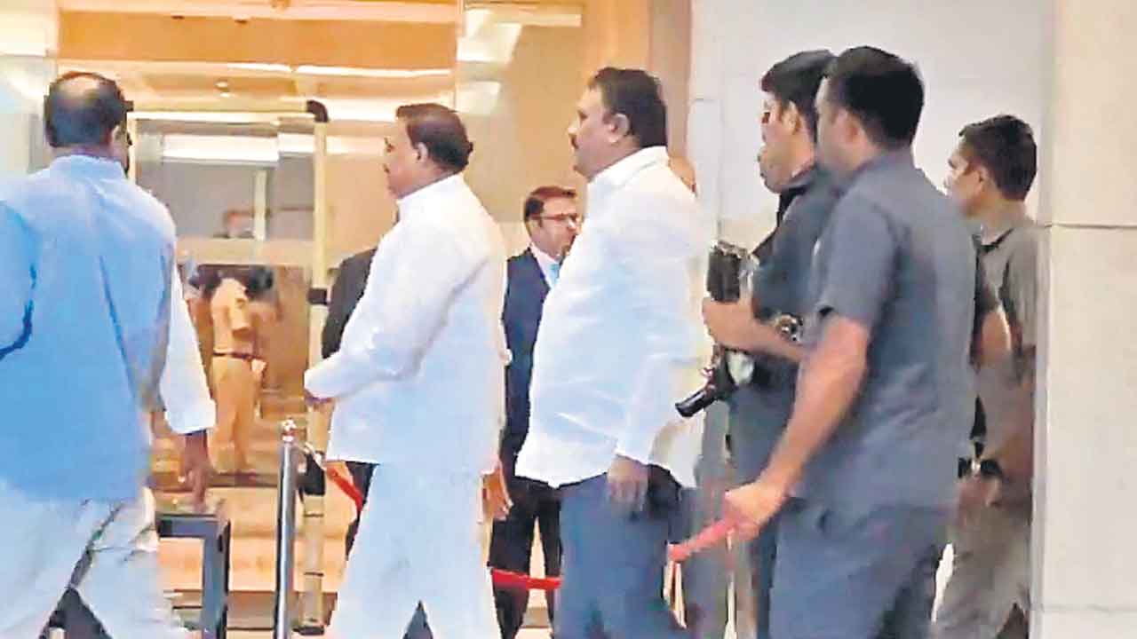 Arekapudi Gandhi | తొలగిన గాంధీ ముసుగు.. కాంగ్రెస్‌ అంతర్గత సమావేశానికి అరికెపూడి