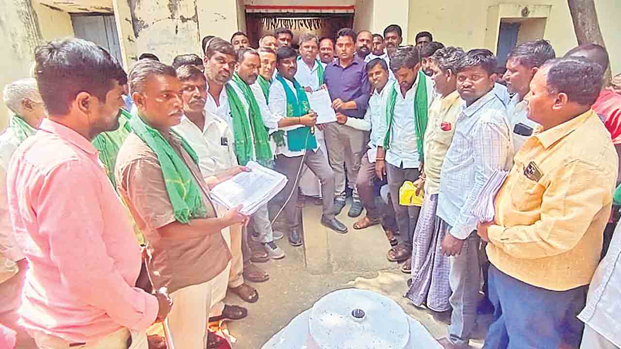 పంట రుణమాఫీ చేయకుంటే సచివాలయం ముట్టడిస్తాం