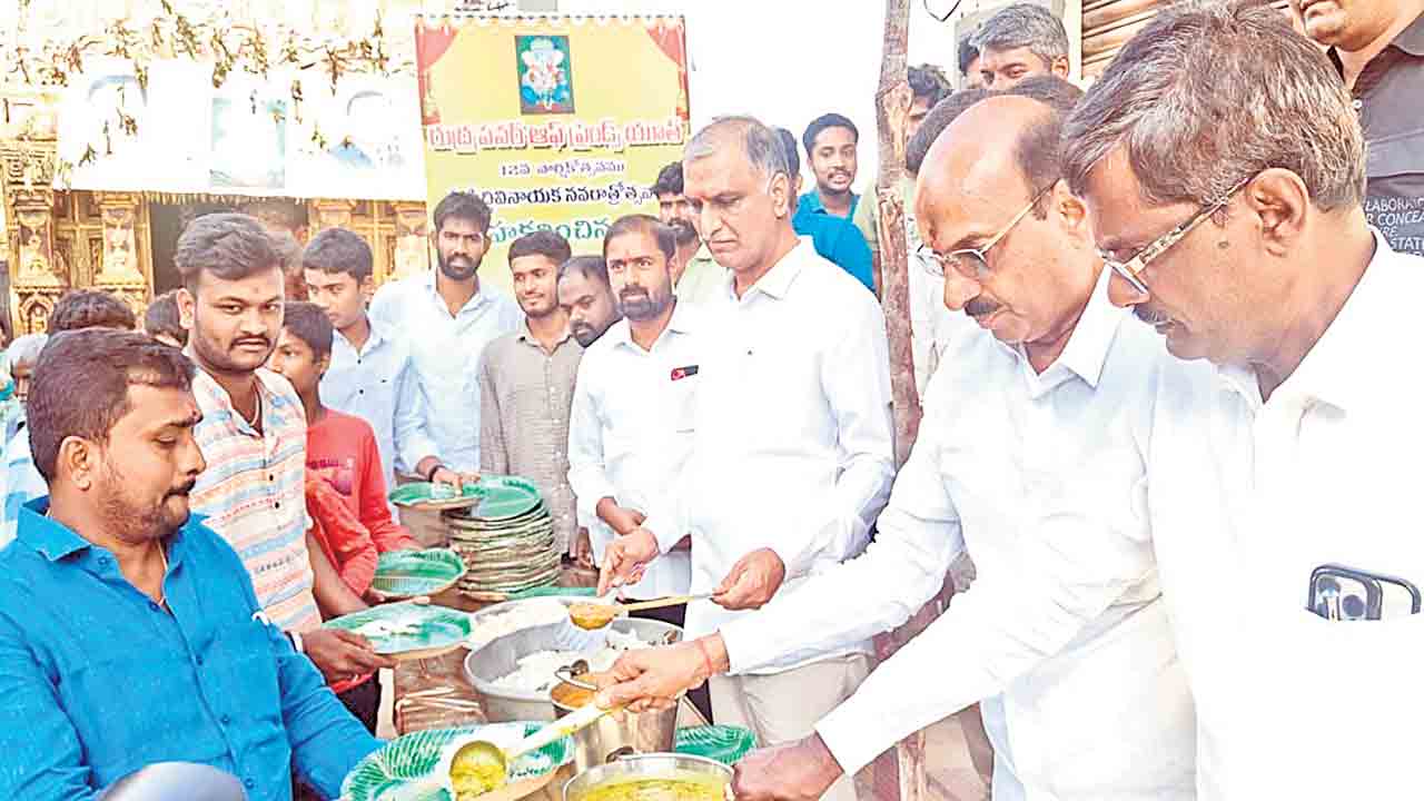 భక్తులకు అన్నం వడ్డించిన హరీశ్‌రావు