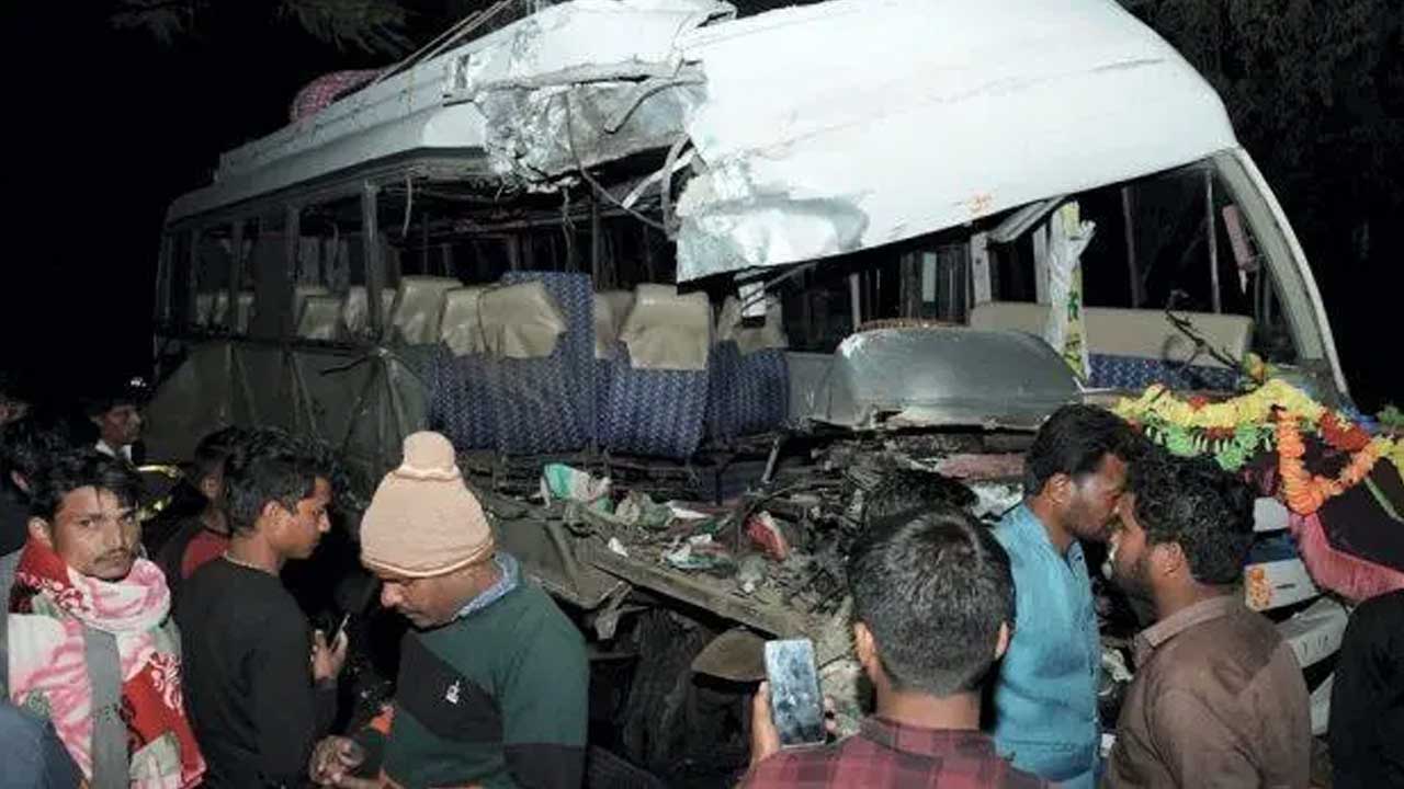 Accident | ట్రక్కును ఢీకొట్టిన బస్సు.. నాలుగేండ్ల చిన్నారి సహా ఆరుగురు మృతి