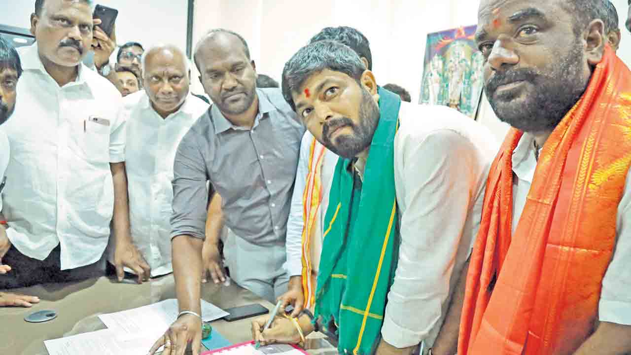 గడ్డిఅన్నారం మార్కెట్‌ కమిటీ చైర్మన్‌గా మధుసూదన్‌రెడ్డి బాధ్యతల స్వీకరణ