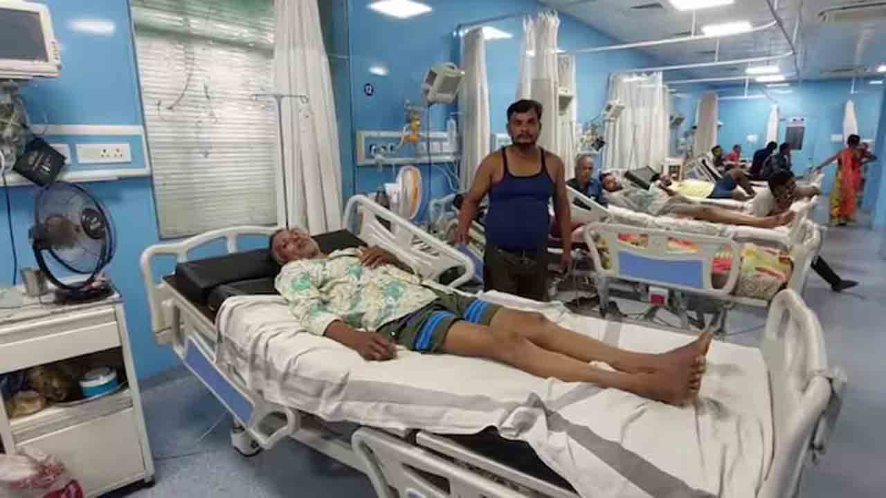 Hospital | ఐసీయూలో పనిచేయని ఏసీలు.. ఇళ్ల నుంచి టేబుల్ ఫ్యాన్లు తెచ్చుకుంటున్న రోగులు..!