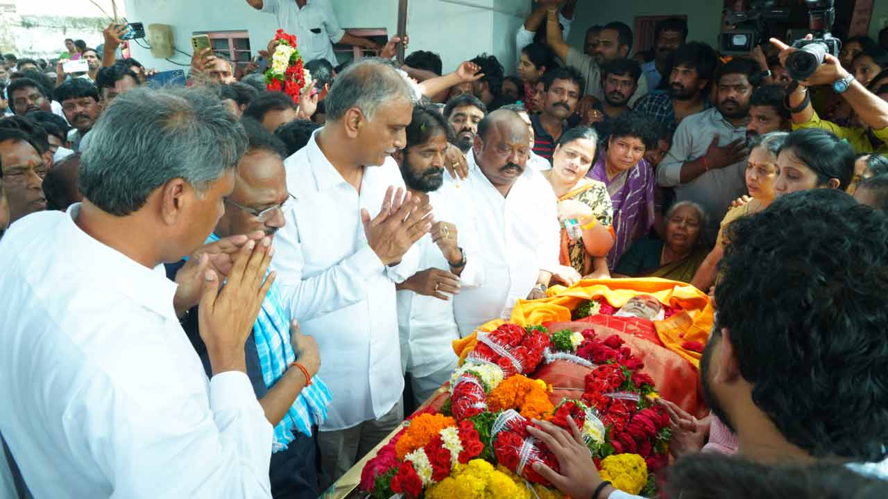 అశ్రునయనాల మధ్య అంతిమయాత్ర