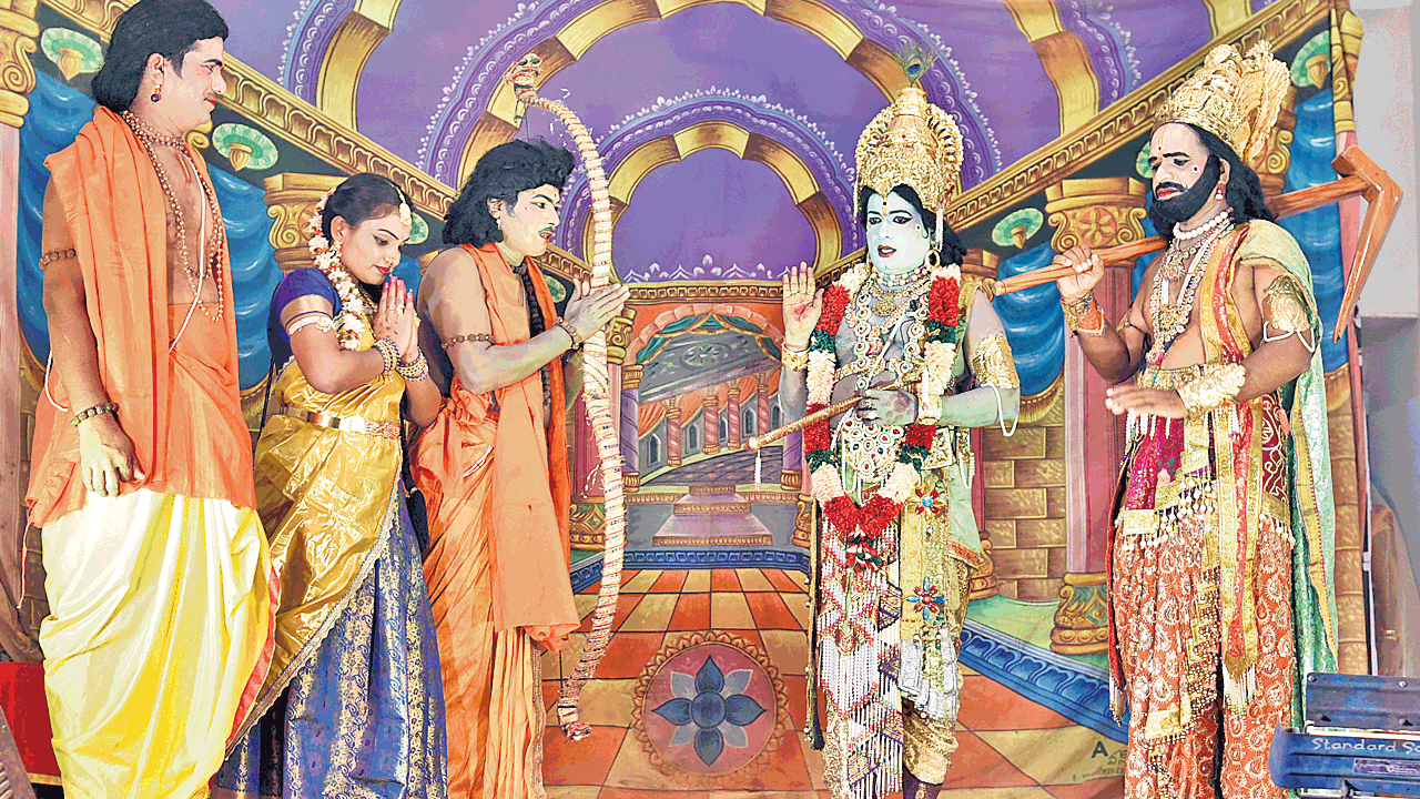 నాటకం మరో మలుపు తిరగాలి