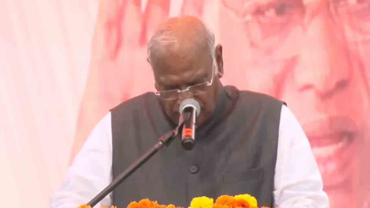 Watch: ఎన్నికల సభలో ప్రసంగిస్తూ సొమ్మసిల్లిన ఖర్గే.. తర్వాత ఏం జరిగిందంటే?