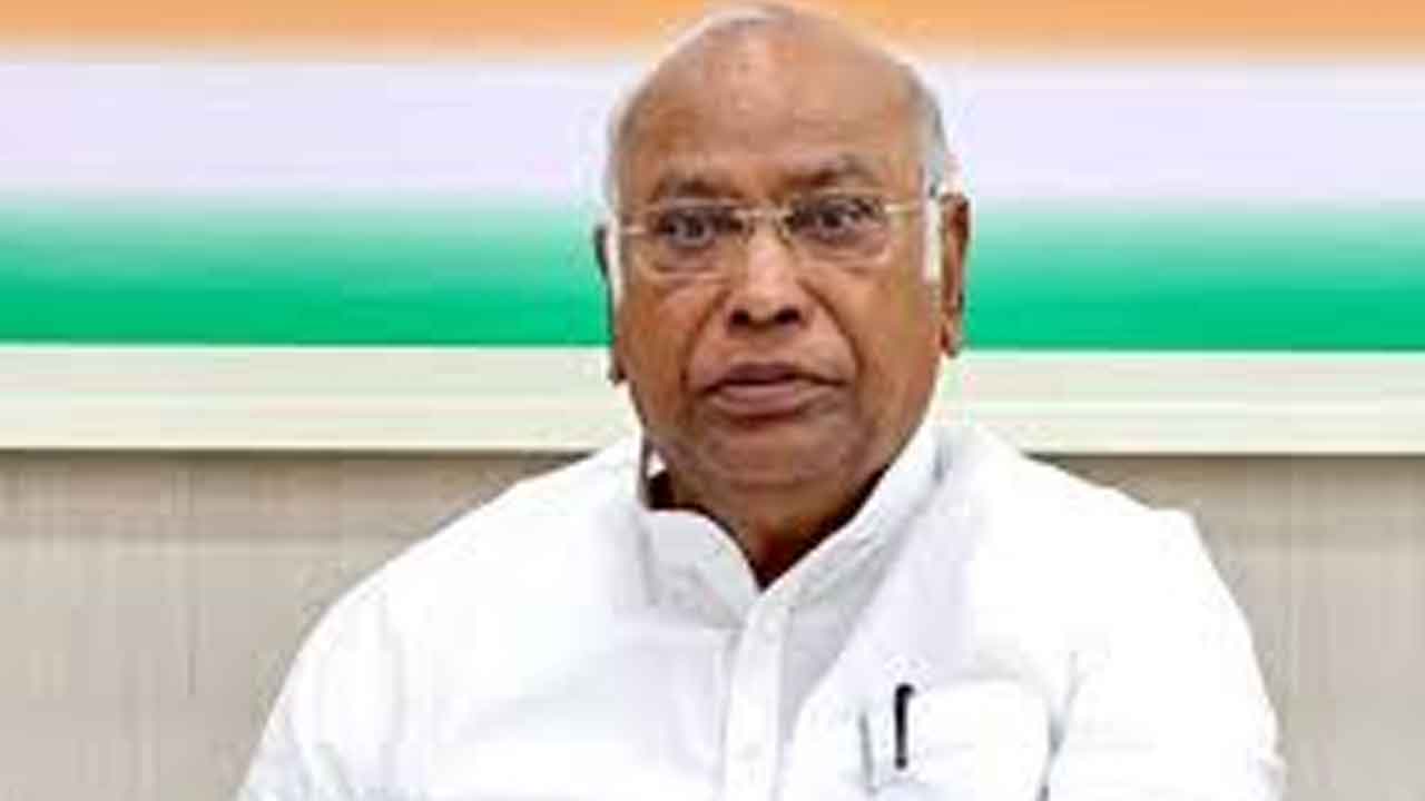 Mallikarjun Kharge | 15,000 మంది భారతీయ కార్మికులను ఇజ్రాయెల్‌కు మోదీ ప్రభుత్వం పంపుతోంది:   ఖర్గే