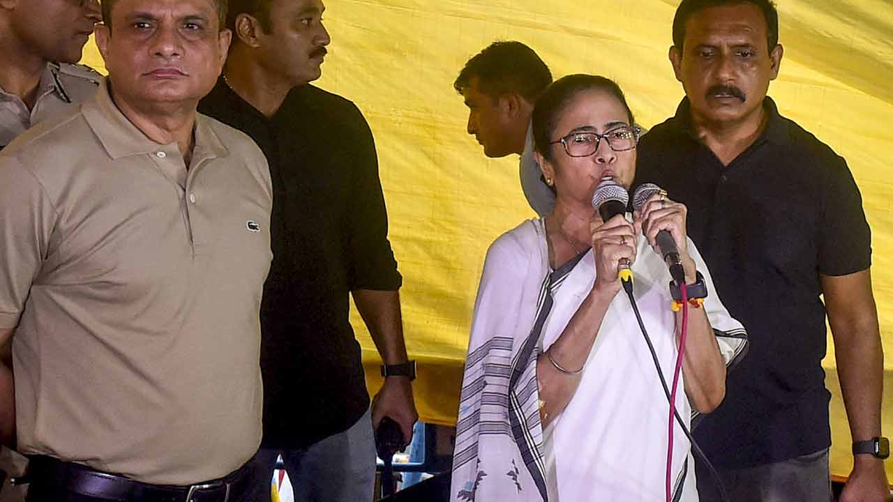 Mamata Banerjee | అక్కగా చెప్తున్నా నిరసన వీడండి.. సంక్షోభ పరిష్కారానికి మమత చివరి యత్నం