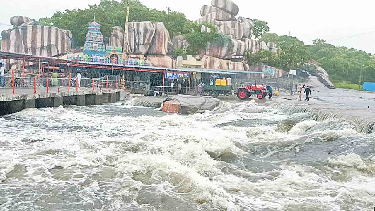 పొంగిపొర్లుతున్న మంజీరా