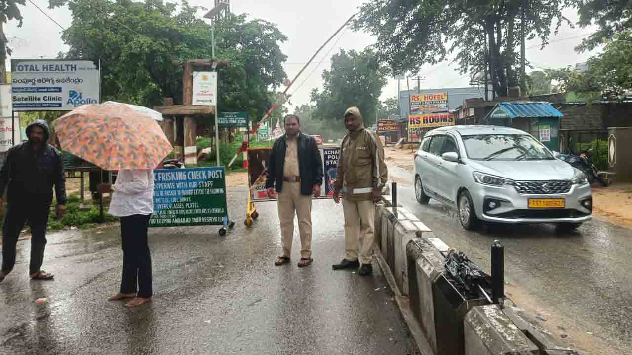 శ్రీశైలానికి నిలిచిన రాకపోకలు