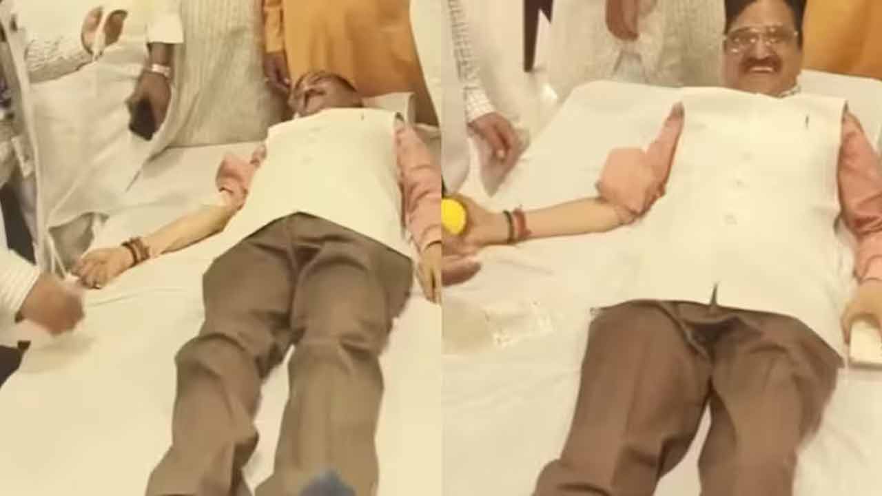 PM Modi | ప్రధాని మోదీ పుట్టిన రోజు సందర్భంగా.. రక్తదానం చేయకున్నా చేసినట్టు మొరాదాబాద్‌ మేయర్‌ పోజు..