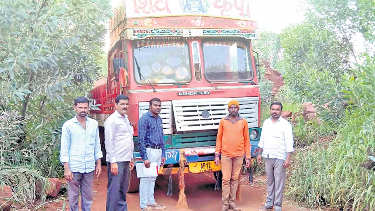 ఎర్రరాయి గనుల తవ్వకాలపై మైనింగ్‌ అధికారుల దాడులు