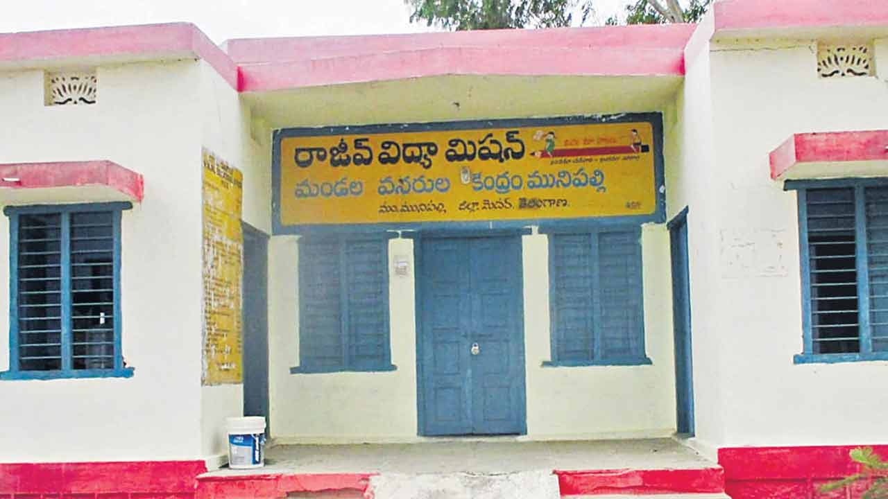 డిప్యుటేషన్లతో ప్రభుత్వ బడుల మూత