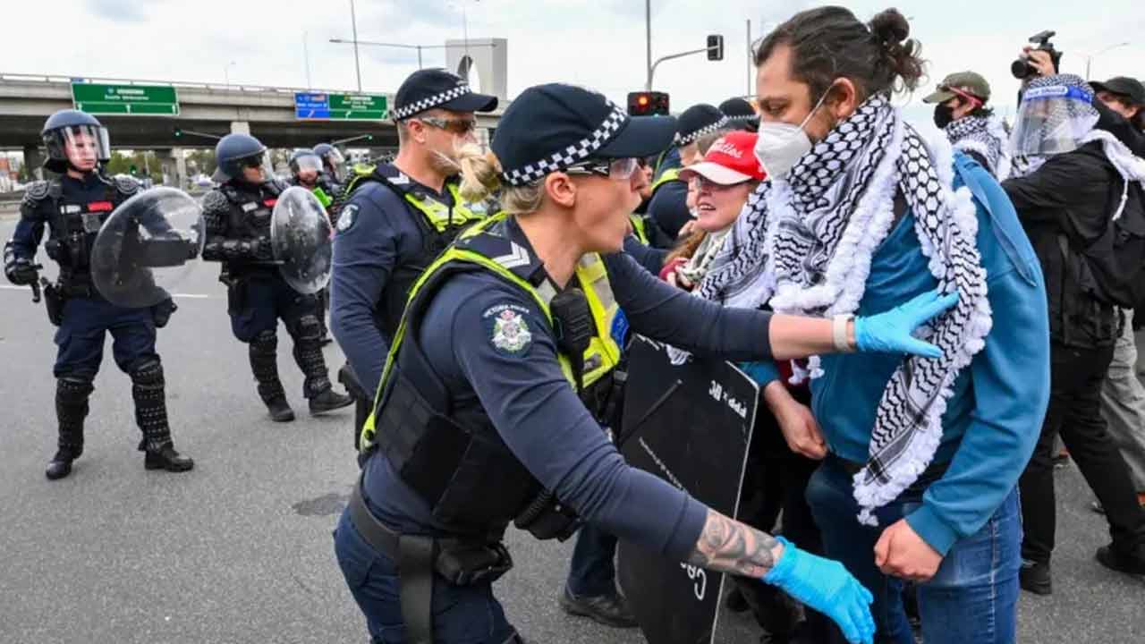 Palastine supporters | మెల్‌బోర్న్‌లో పాలస్తీనా మద్దతుదారుల నిరసన.. లాఠీలతో విరుచుకుపడ్డ పోలీసులు