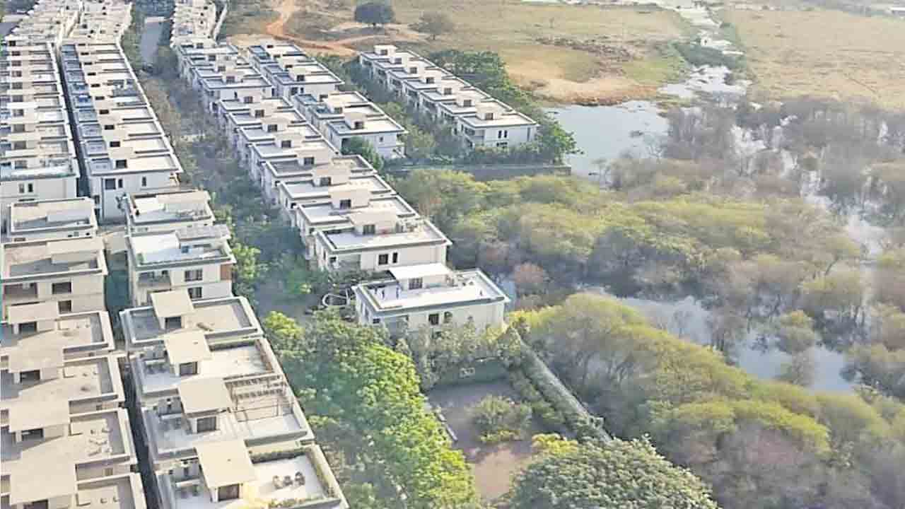 మేళ్ల చెరువును మింగేస్తుండ్రు..!