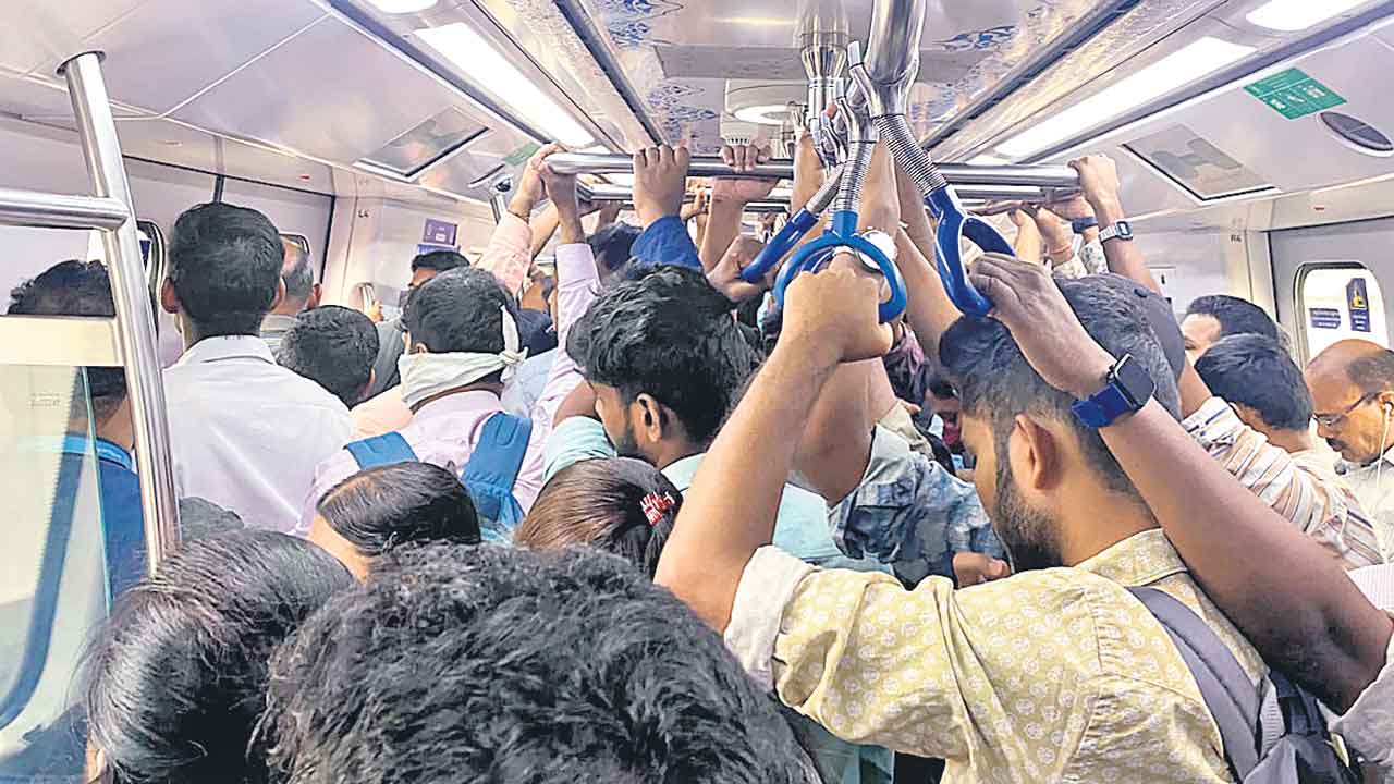 కిక్కిరిసిన రద్దీతో ప్రయాణికుల ఇబ్బందులు