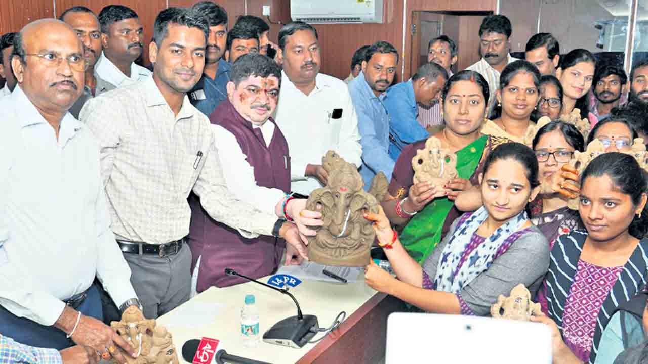 Minister Ponnam Prabhakar | కులవృత్తులతోనే ఉపాధి.. అందరికీ ప్రభుత్వ ఉద్యోగాలు సాధ్యం కాదు: మంత్రి పొన్నం