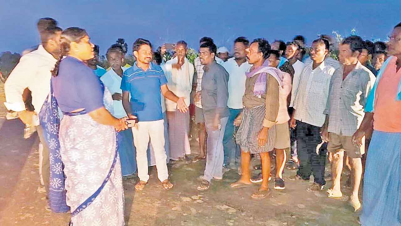 మంత్రి సీతక్క కాన్వాయ్‌ అడ్డగింత