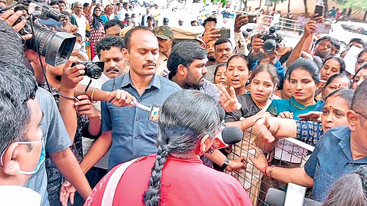 Minister Seethakka | సీతక్కకు నిరసన సెగ