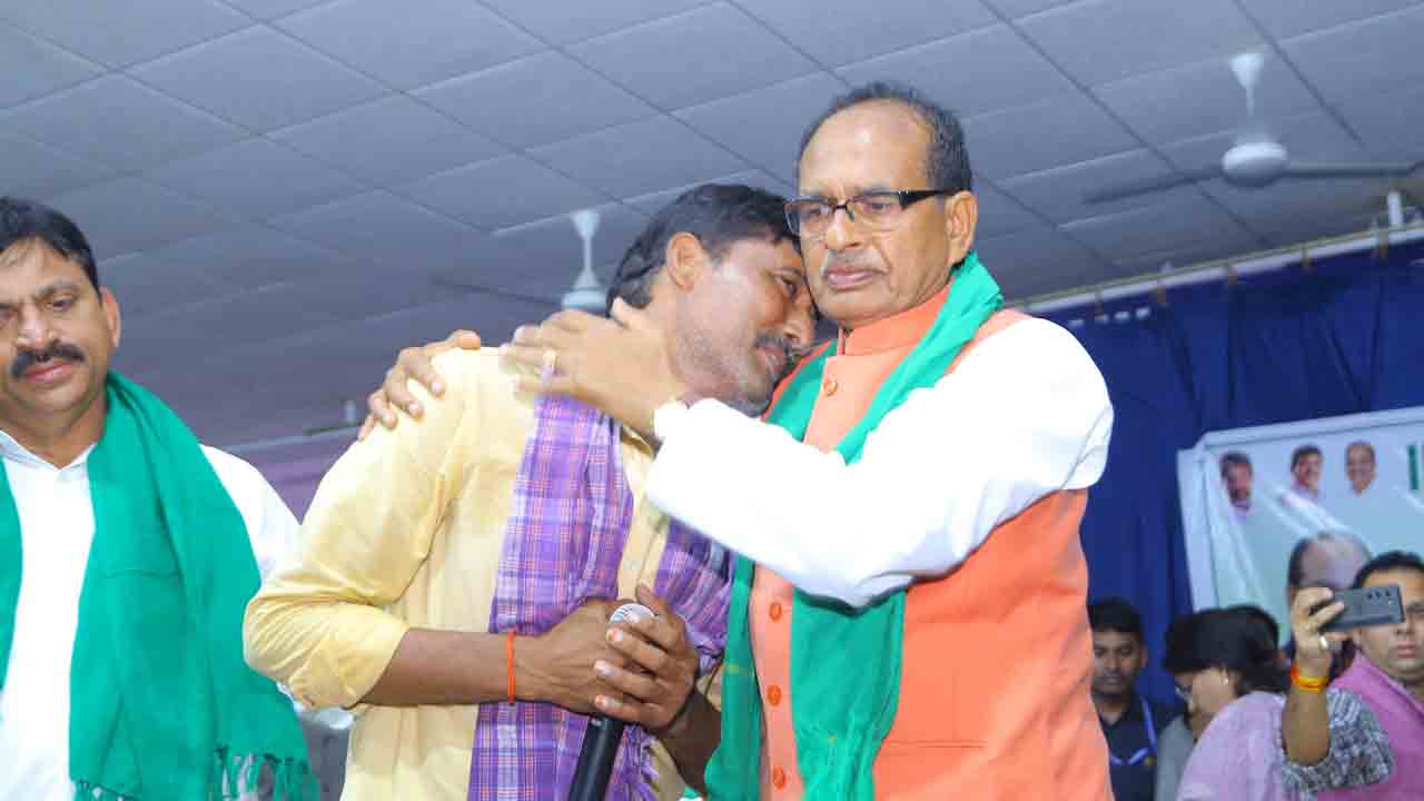 కేంద్రమంత్రి కాళ్లు పట్టుకున్న రైతు