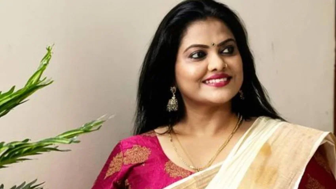 Minu Munir | అశ్లీల వీడియోలు చూడాలని బలవంతపెట్టాడు.. డైరెక్టర్‌పై నటి సంచలన ఆరోపణలు..!