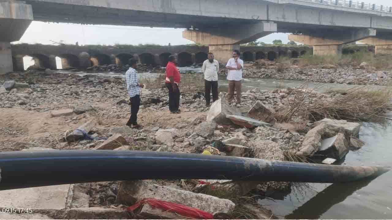 పైపులైన్‌ను పరిశీలించిన డీఈ