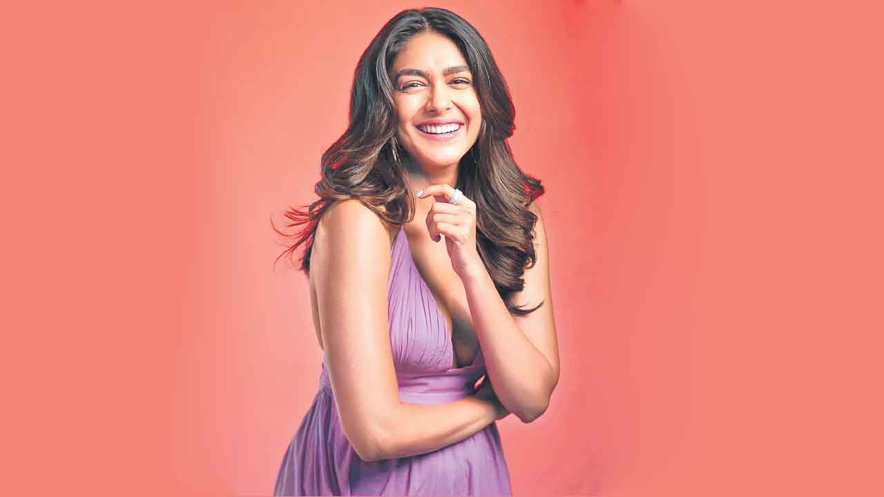 Mrunal Thakur | యానిమల్‌ మాత్రమే కాదు.. సోషల్‌ మీడియాలో చక్కర్లు కొడుతున్న మృణాల్‌ వ్యాఖ్యలు