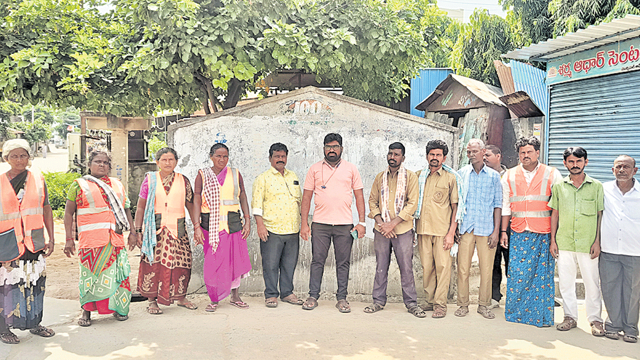 ఇద్దరు మున్సిపల్‌ కార్మికుల ఆత్మహత్యాయత్నం