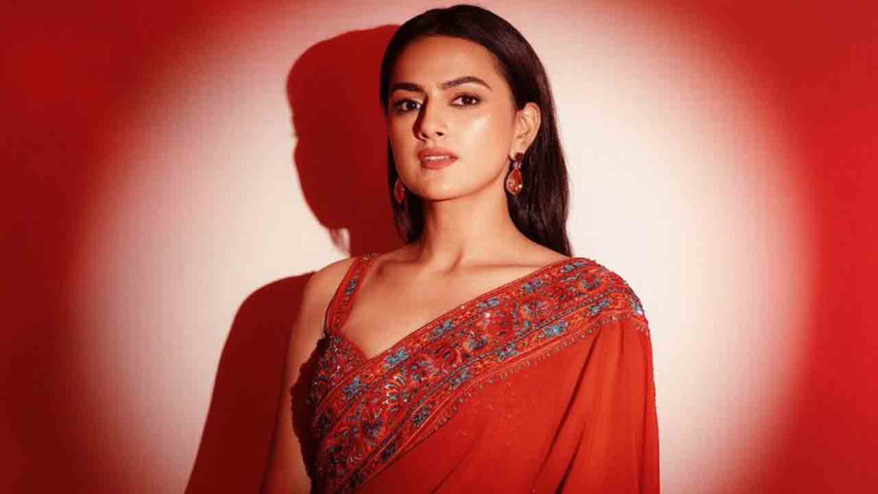 NBK 109 | శారీలో శ్రద్దాశ్రీనాథ్‌ మెరుపులు.. బాలకృష్ణ ఎన్‌బీకే 109 స్పెషల్ లుక్ వైరల్