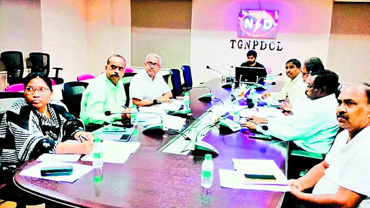 వేగంగా విద్యుత్ పునరుద్ధరణ పనులు