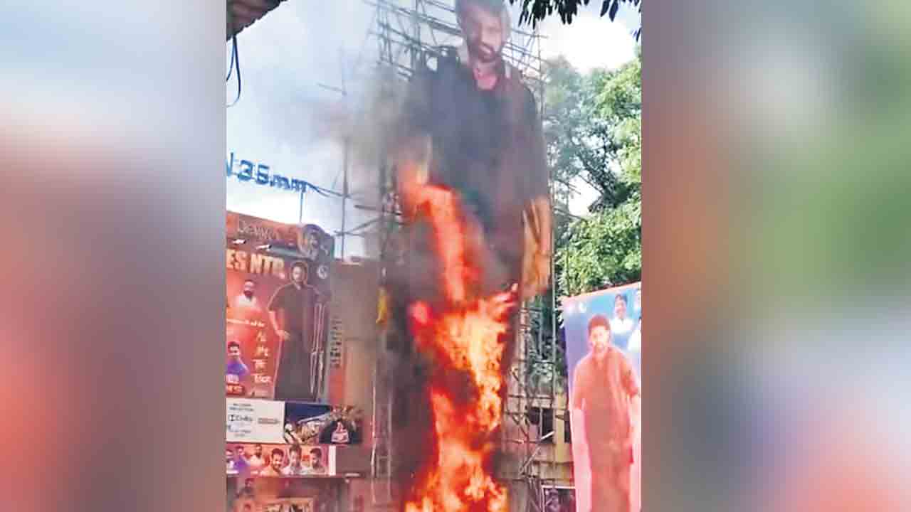 హీరో జూనియర్‌ ఎన్టీఆర్‌ కటౌట్‌కు మంటలు