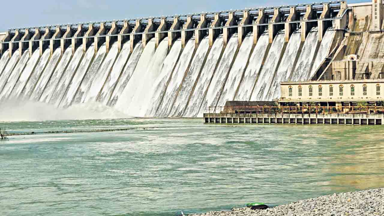 ప్రాజెక్టుల స్వాధీనానికే కేంద్రం మొగ్గు