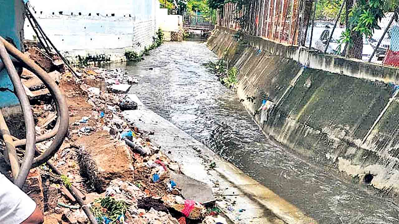 కూలిన నాలా రిటైనింగ్‌ వాల్‌