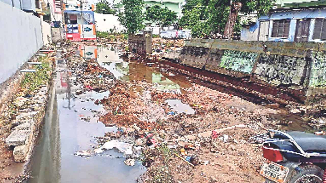 ఒక వైపు ముంపు బాధితులు.. మరోవైపు విష జ్వరాలు