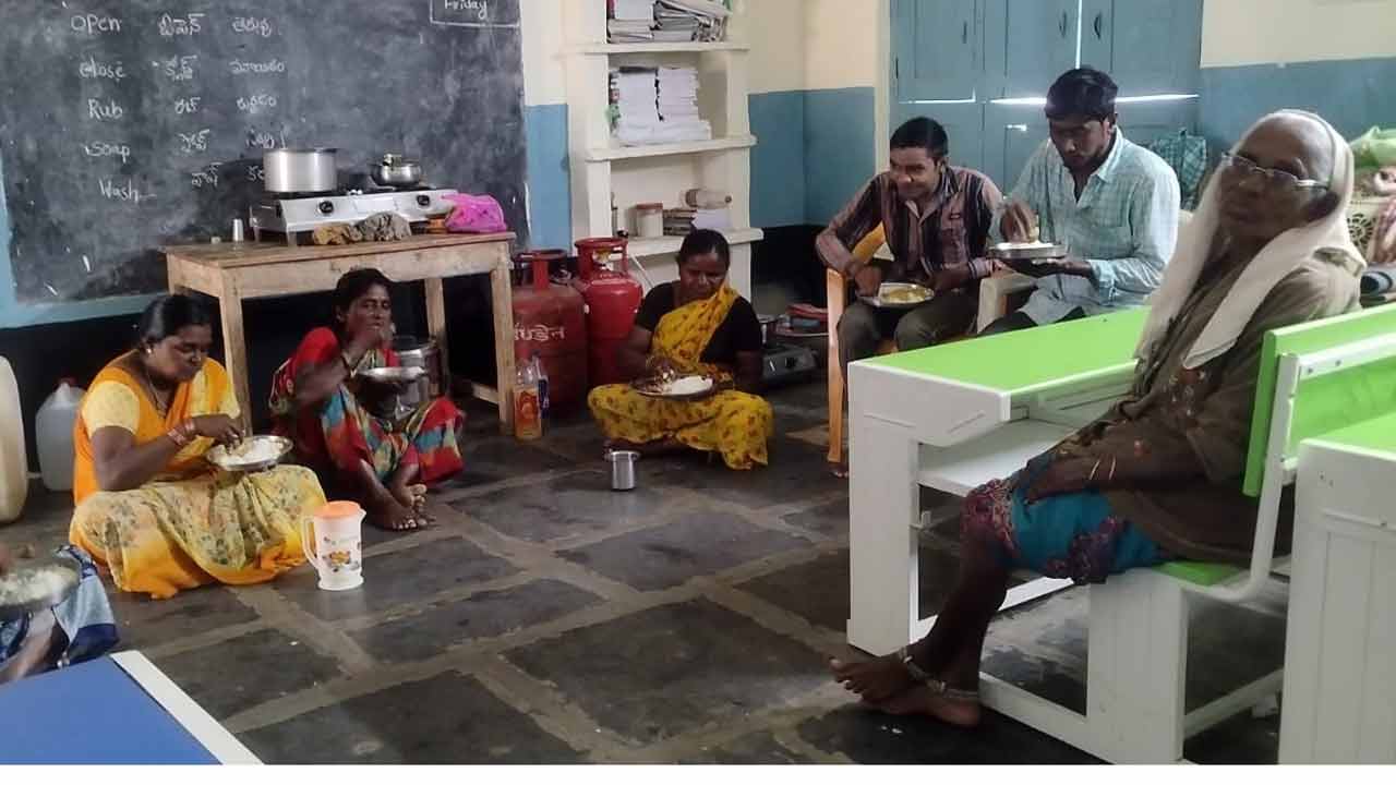 ఒక్క పూట భోజనం పెట్టే దిక్కులేదు