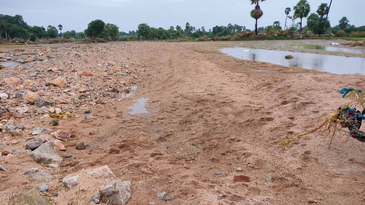 ఎటు చూసినా కన్నీటి గాధలే..